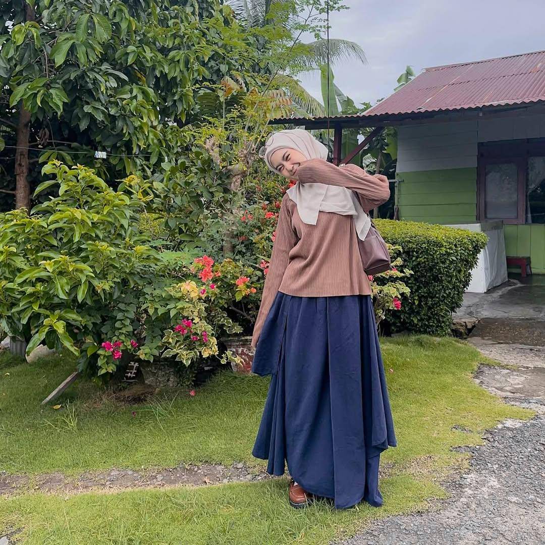 Inspirasi OOTD ala Revina Habilia (instagram.com/refinahm)